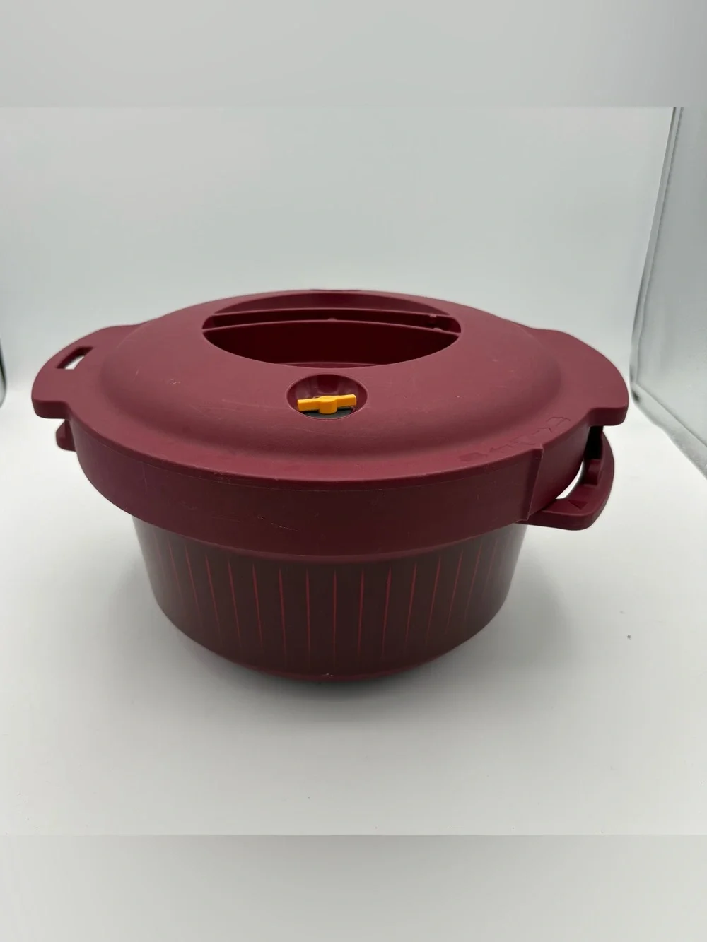 TUPPERWARE MICROWAVE PRESSURE COOKER - ROUND 3 QUART - BURGUNDY RED - 7643A